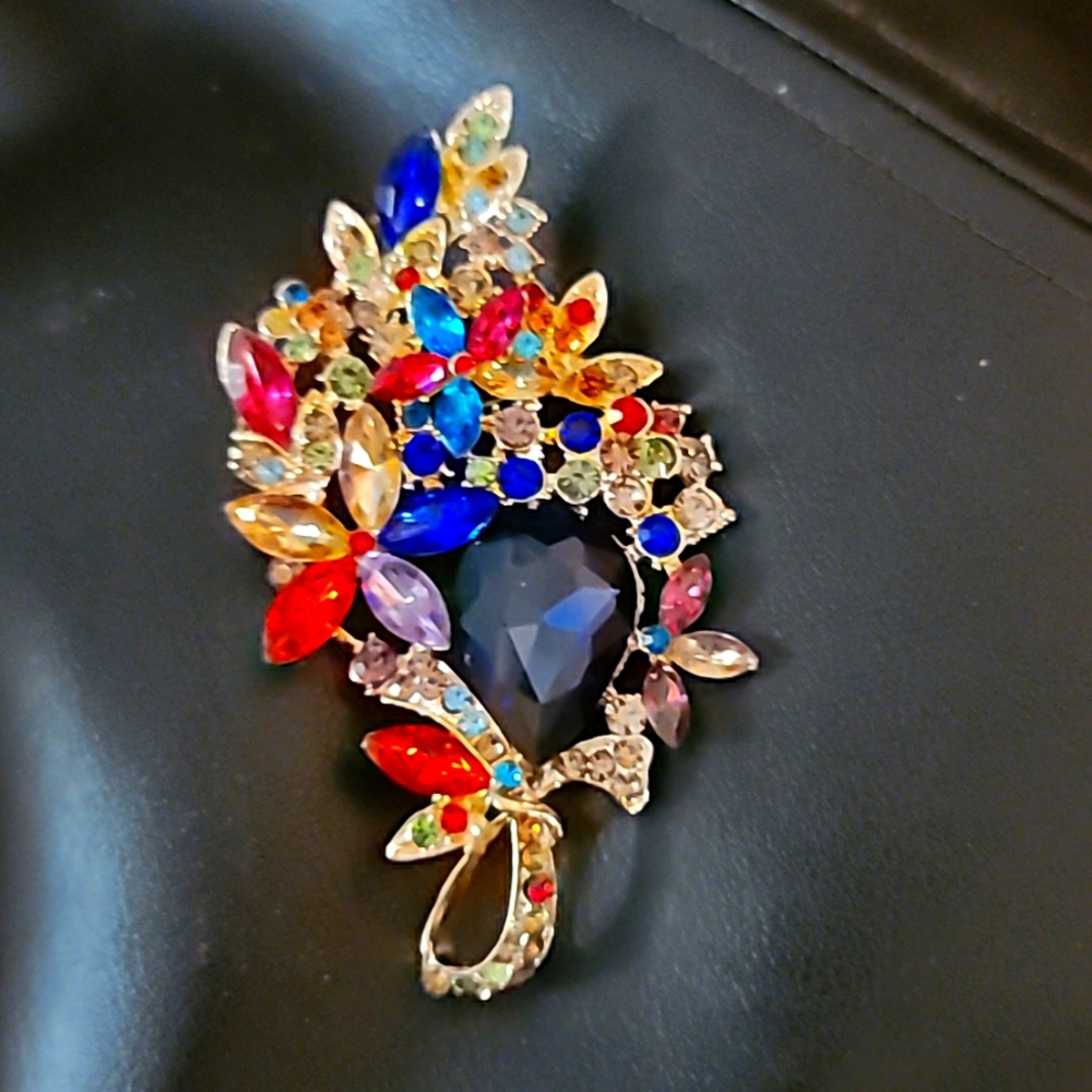 Pins/Brooches